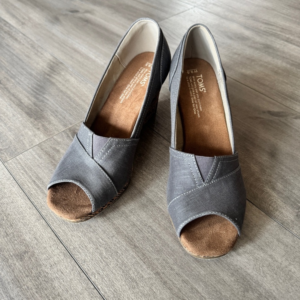 TOMS Women's Gray Wedges